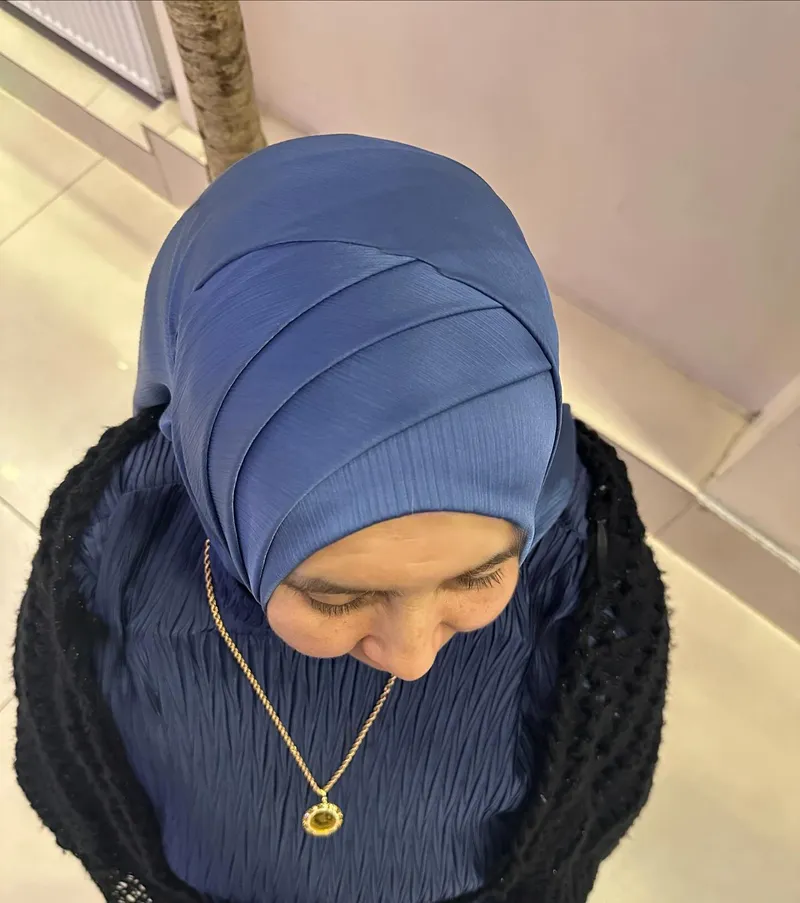 Blauer Turban-Hijab mit eleganter Faltentechnik für den Hochzeitstag