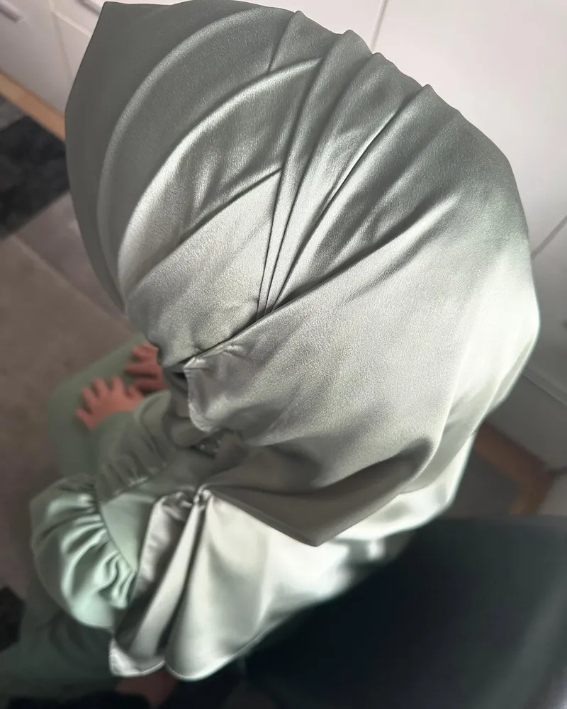 Mintgrüner Satin-Turban mit Drapierung, modernes Brautstyling