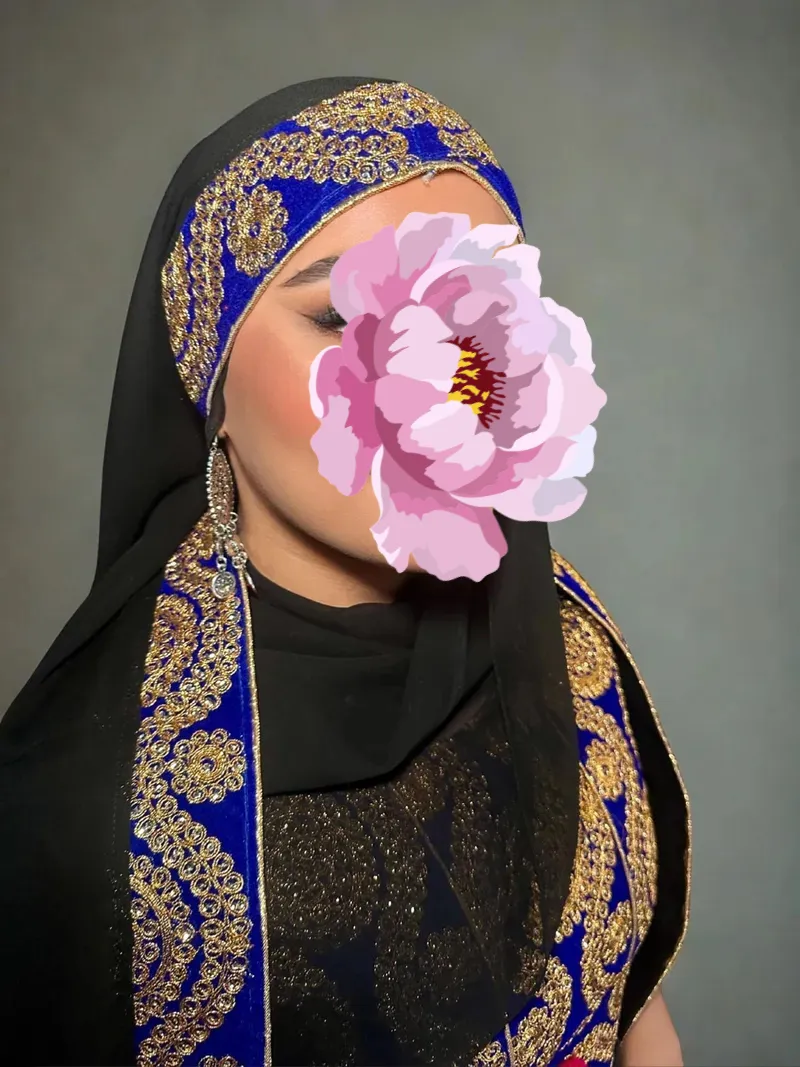 Traditioneller blau-goldener Hijab mit besticktem Stoff für Familienfeier