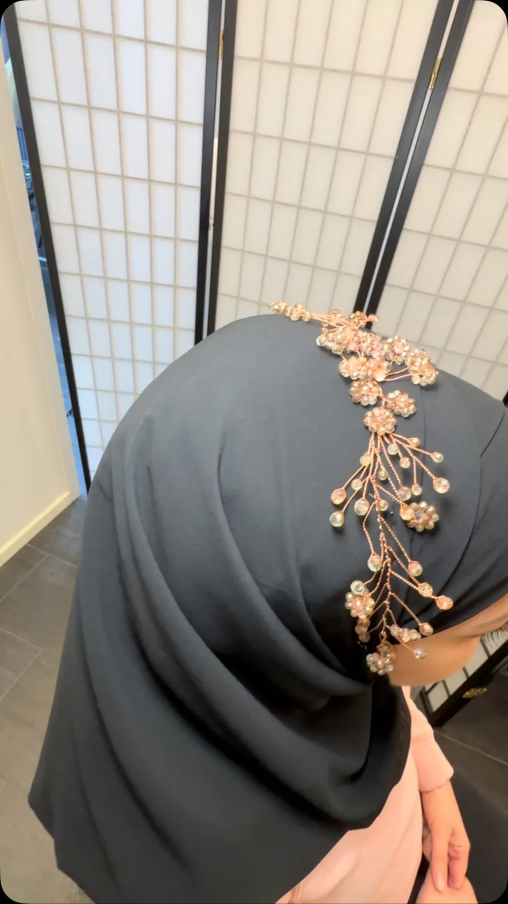 Schwarzer Hijab mit Rosegold-Blumenschmuck, festliches Brautstyling