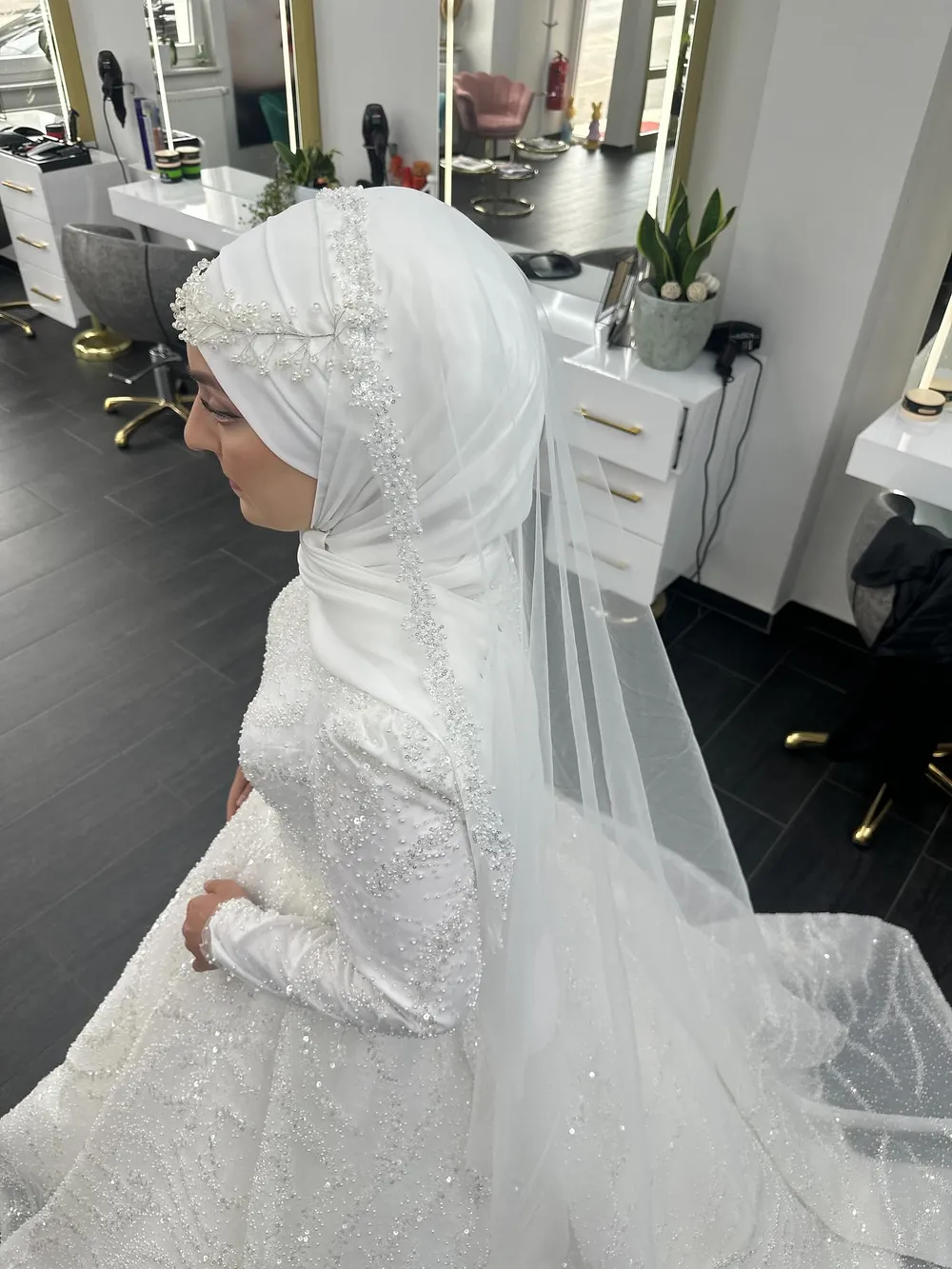 Hijab-Brautstyling mit weißem Schleier und Perlenbesatz im Salon Hair and Beauty Hamm