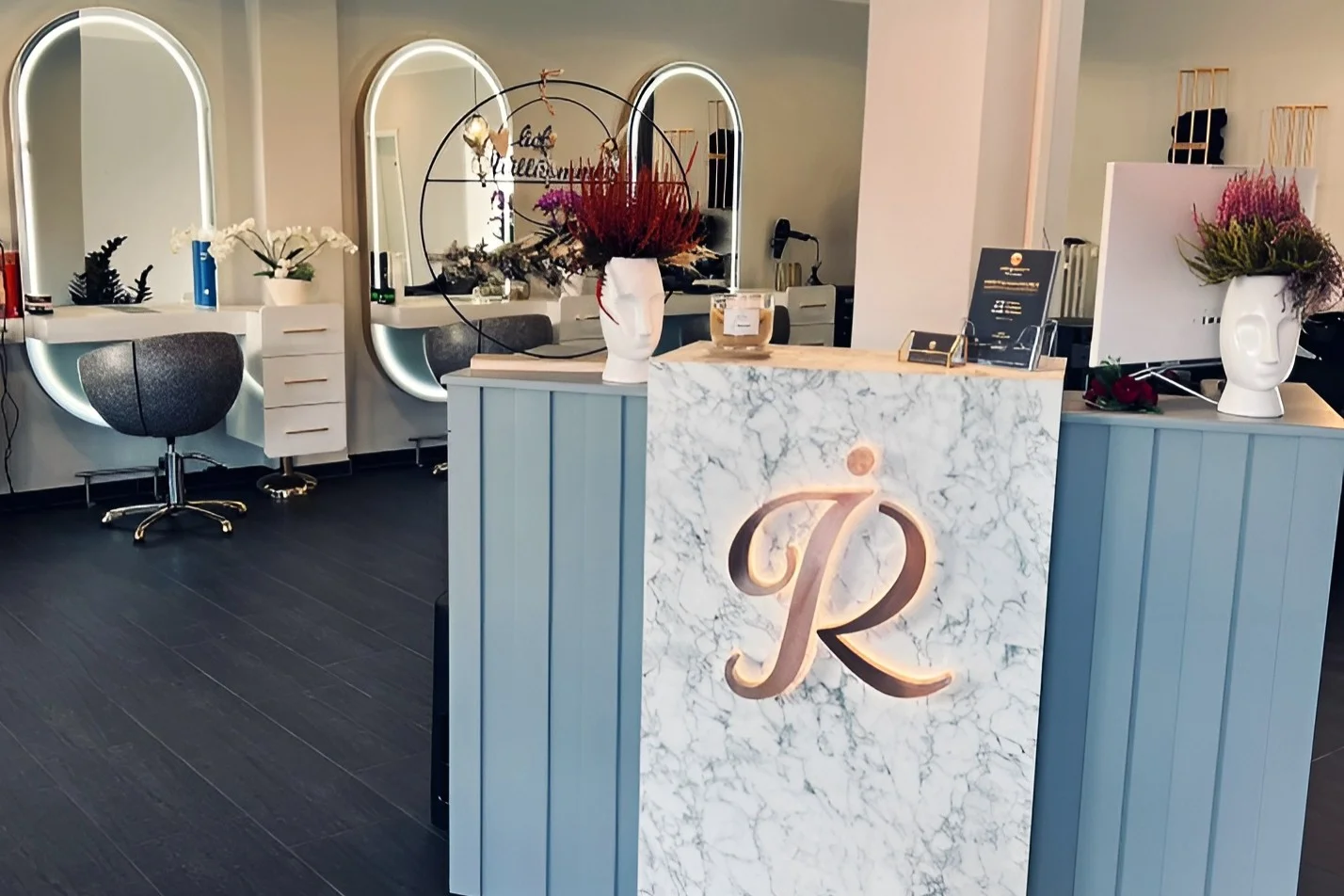 Empfangsbereich mit Marmor-Tresen im Friseursalon Hair and Beauty Hamm