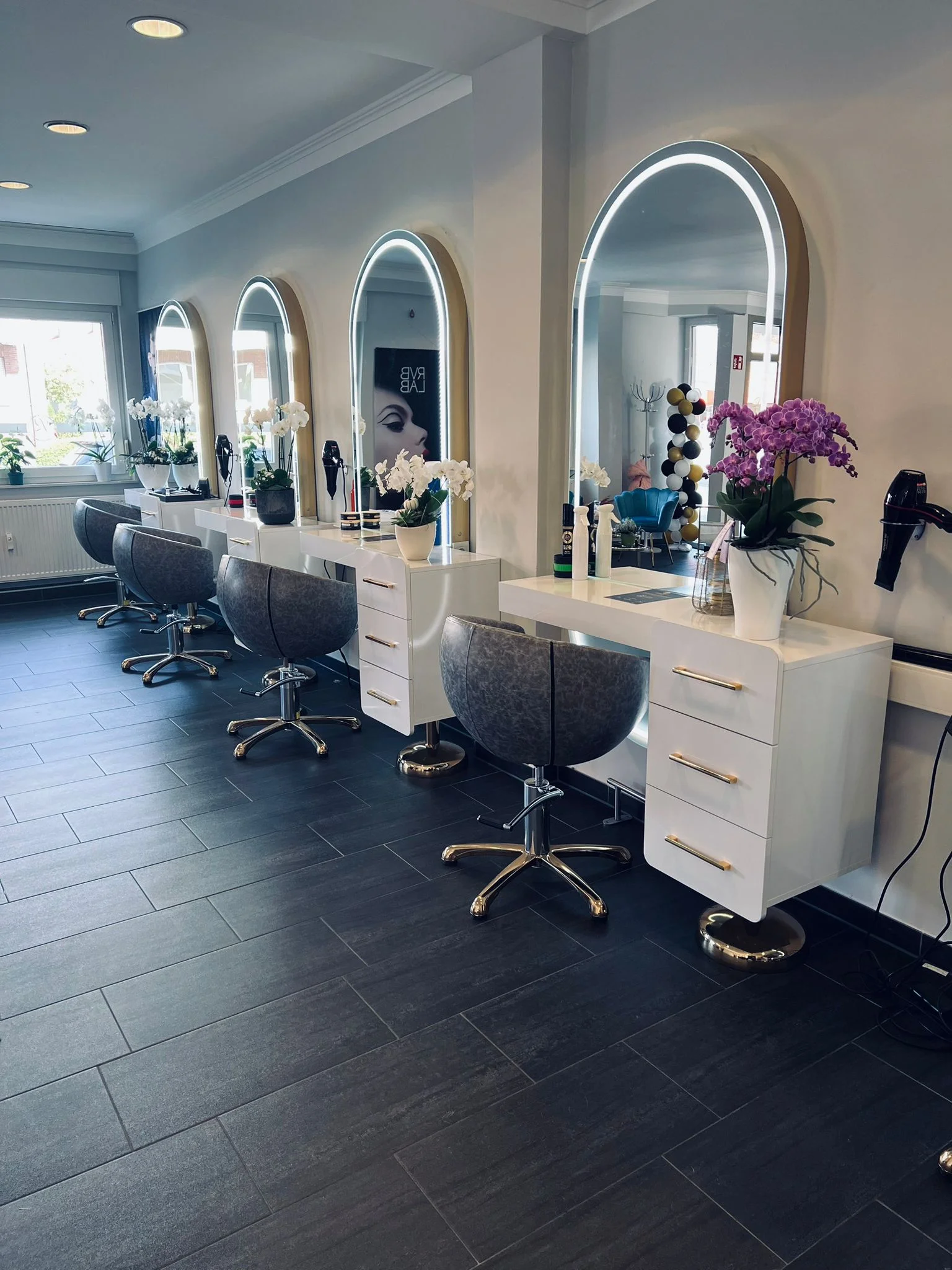 Frisierplätze mit Spiegeln im Salon Hair and Beauty Hamm